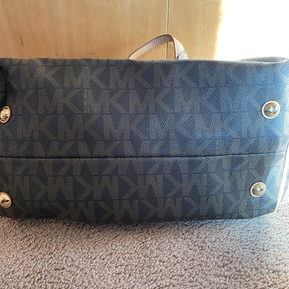 Michael Kors purse - Picture 5 of 9